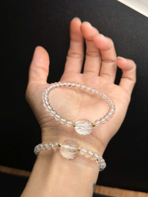 vòng tay đá thạch anh trắng được chế tác tinh xảo, phù hợp cho phong thủy và trang sức.