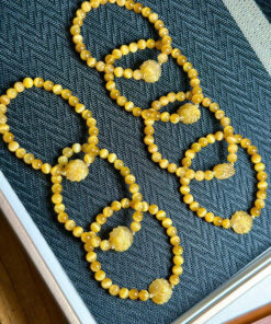 Vòng tay đá được đeo trên cổ tay, thể hiện sự sang trọng và phong cách thời trang.