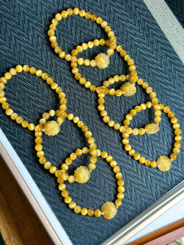 Vòng tay đá được đeo trên cổ tay, thể hiện sự sang trọng và phong cách thời trang.