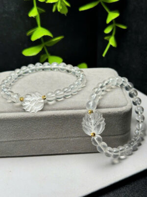 đá thạch anh trắng tự nhiên trong suốt, viên đá sáng bóng với bề mặt tinh khiết.