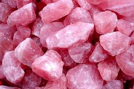 Thạch anh hồng tự nhiên – viên đá phong thủy mang lại may mắn trong tình yêu và các mối quan hệ Gam màu hồng tinh tế, phù hợp làm trang sức hoặc quà tặng ý nghĩa cho người bạn thương.