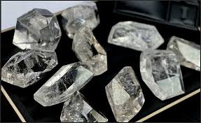 Cận cảnh chi tiết bề mặt đá thạch anh trắng thể hiện độ trong, độ bóng và cấu trúc tinh thể tự nhiên.