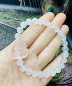 cận cảnh từng hạt đá của vòng tay đá, thể hiện độ bóng và màu sắc rõ nét.