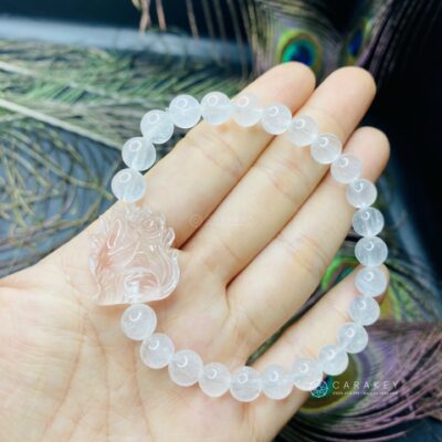 cận cảnh từng hạt đá của vòng tay đá, thể hiện độ bóng và màu sắc rõ nét.