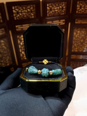 tổng quan vòng hồ ly mix ngũ diệp lam & ngọc cỏ 4 lá, hiển thị mặt hồ ly tinh xảo, hạt đá tự nhiên sáng bóng, tone màu xanh – nâu hài hòa.