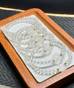 đá thạch anh trắng phát sáng nhẹ dưới ánh sáng tự nhiên, biểu tượng cho sự thanh lọc, chữa lành và năng lượng tích cực.