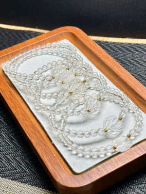 đá thạch anh trắng phát sáng nhẹ dưới ánh sáng tự nhiên, biểu tượng cho sự thanh lọc, chữa lành và năng lượng tích cực.