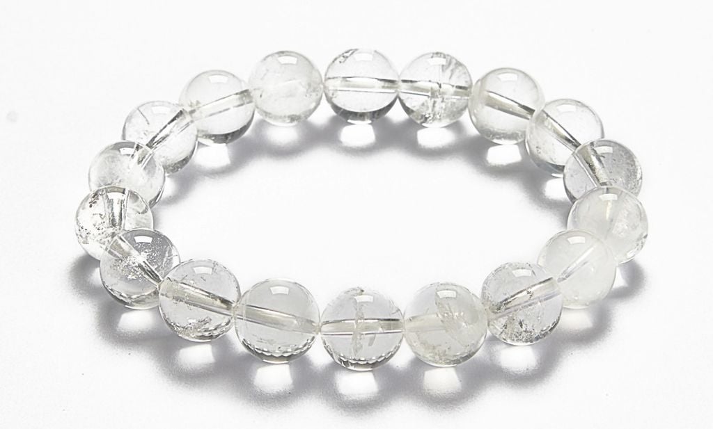 đá thạch anh trắng phát sáng nhẹ dưới ánh sáng tự nhiên, biểu tượng cho sự thanh lọc, chữa lành và năng lượng tích cực.