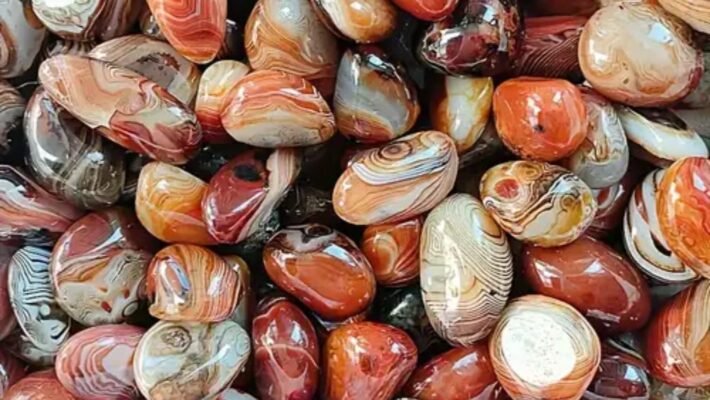 Vòng tay đá mã não tự nhiên với màu sắc đặc trưng và vân đá độc đáo.