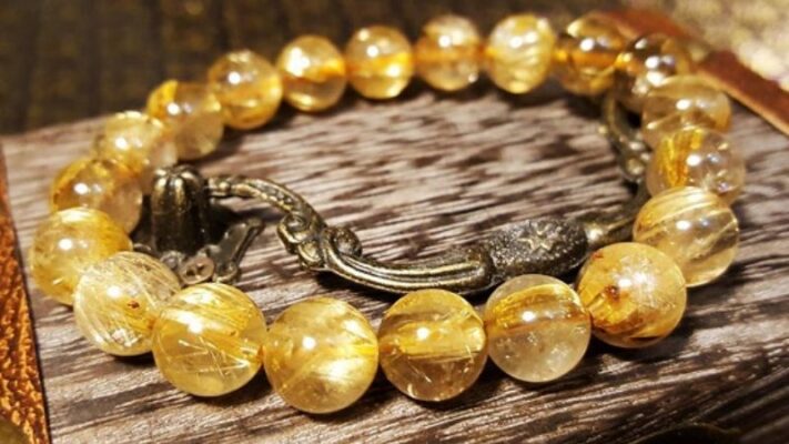 Vòng tay phong thủy từ đá tự nhiên được nhiều người lựa chọn để mang theo năng lượng tích cực.