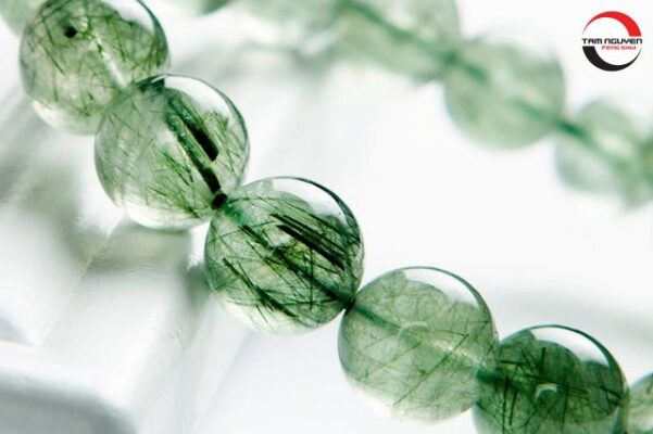 Vòng đá phong thủy PNJ cao cấp với thiết kế tinh xảo, đá tự nhiên, phù hợp nhiều mệnh giúp tăng may mắn và phong cách cá nhân.