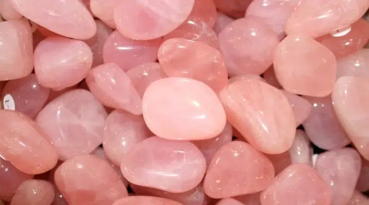 Đá thạch anh hồng – biểu tượng của tình yêu và sự chữa lành Sở hữu năng lượng dịu nhẹ giúp cân bằng cảm xúc, thu hút tình duyên và mang lại sự bình yên trong tâm hồn. Khám phá ngay vẻ đẹp tự nhiên của thạch anh hồng!