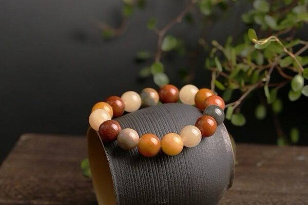 Tìm hiểu vòng đá phong thủy PNJ có tốt không, cách chọn đúng theo mệnh và những mẫu đẹp đang được ưa chuộng hiện nay.